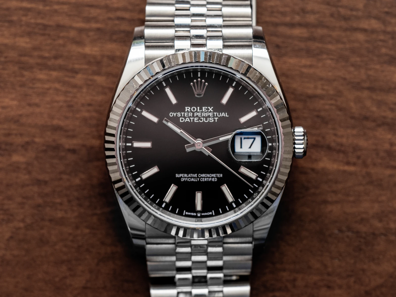 Fotografie einer Rolex Datejust mit schwarzem Zifferblatt