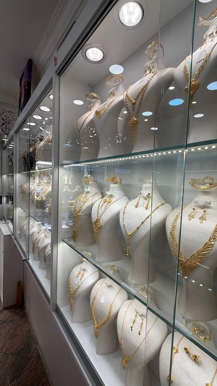 Goldketten und Schmuck in den beleuchteten Vitrinen von Juwelier Sonne