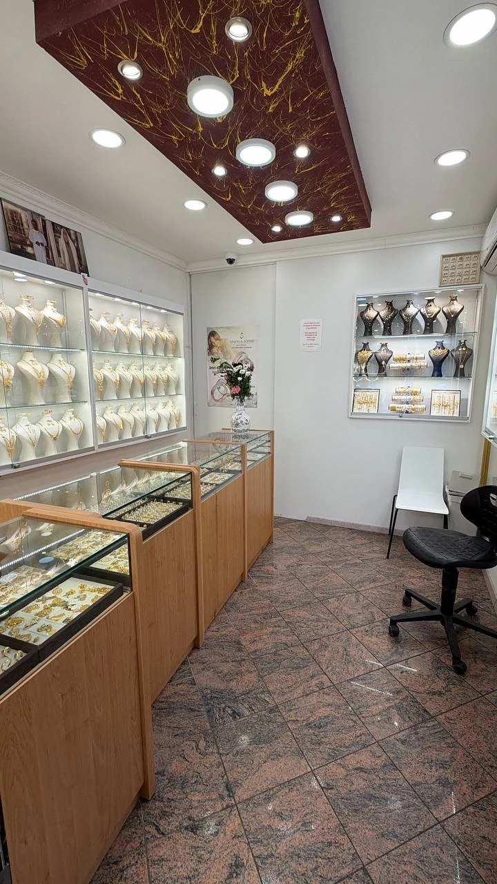 Der Innenraum von Juwelier Sonne mit beleuchteten Schmuckvitrinen